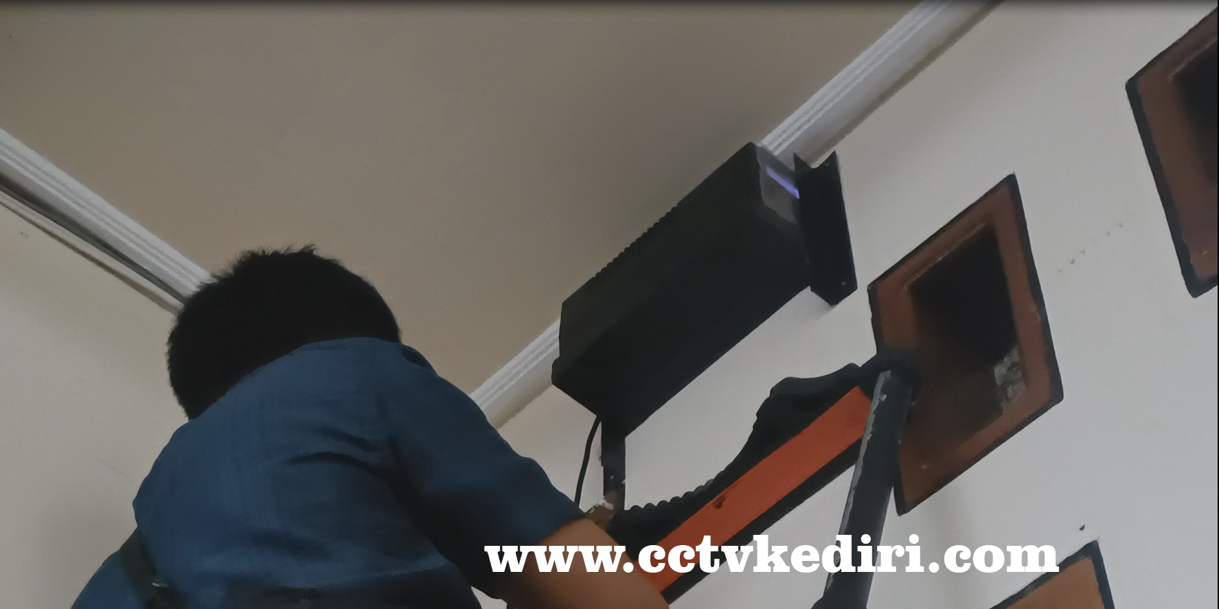 <p>UPS INFORCE adalah perangkat yang menyediakan daya listrik cadangan saat terjadi pemadaman listrik atau gangguan listrik lainnya. UPS ini tidak hanya berfungsi sebagai baterai cadangan, tetapi juga melindungi perangkat elektronik sensitif dari lonjakan, penurunan, dan fluktuasi tegangan yang dapat merusak perangkat keras dan menyebabkan kehilangan data.</p>